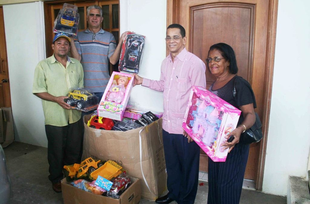 El senador José Rafael Vargas entrega juguetes a dirigentes del PLD